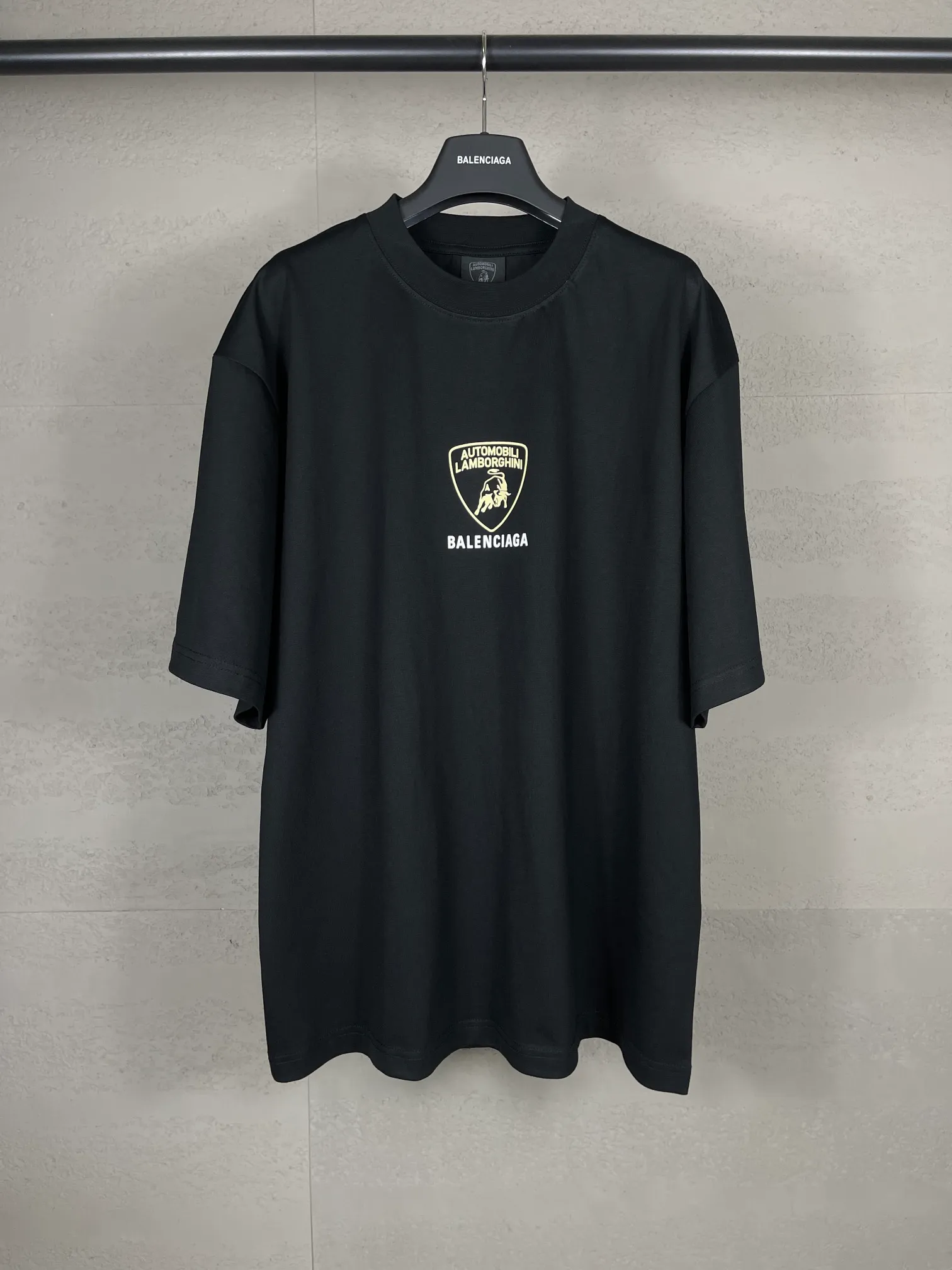 【 . Quality】BALENCI*GA/ Lamborghini LOGO T # SS 25 New Arrival。 ， 。 。 ZP 。 260 ， . ， 。 。 。 ， ， 。 . 。 OS . Same Style ：BL 253637 ：Black Size：XS S M L